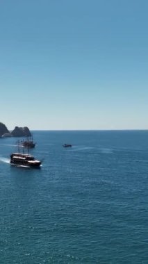 Turistli korsan gemisi denizde yelken açıyor.