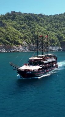 Turistli korsan gemisi denizde yelken açıyor.