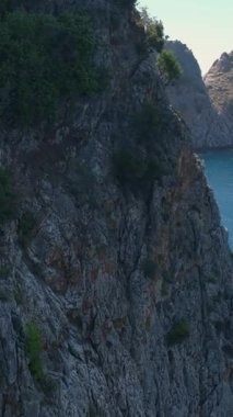 Turistli korsan gemisi denizde yelken açıyor.