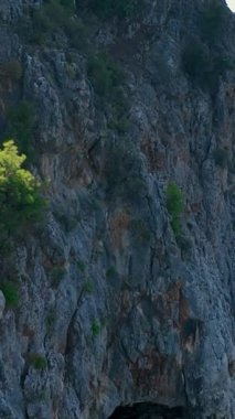 Turistli korsan gemisi denizde yelken açıyor.