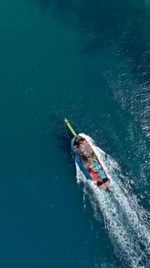 Turistli korsan gemisi denizde yelken açıyor.