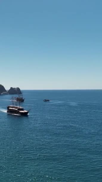 Kapal Bajak Laut Dengan Wisatawan Berlayar Laut — Stok Video