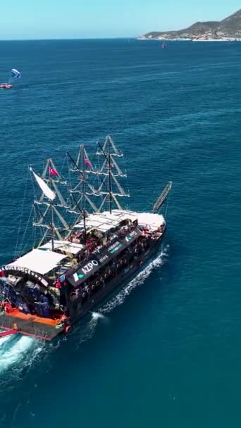 Barco Pirata Con Turistas Navegando Mar — Vídeo de stock