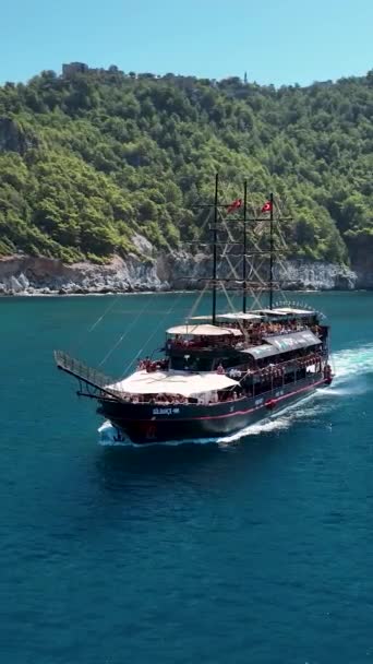 Statek Piracki Turystami Pływającymi Morzu — Wideo stockowe