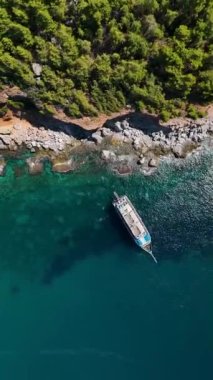 Turistli korsan gemisi denizde yelken açıyor.