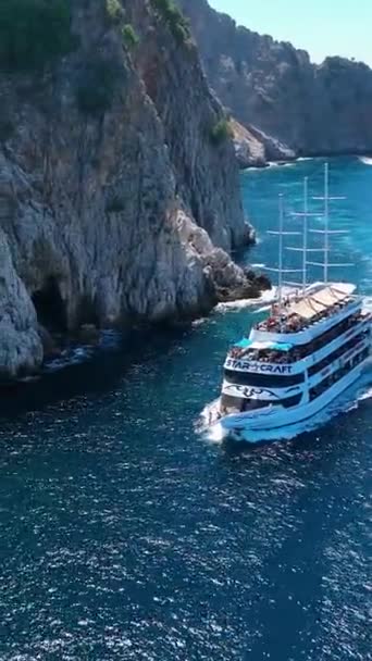Пиратский Корабль Туристами Плывущими Морю — стоковое видео
