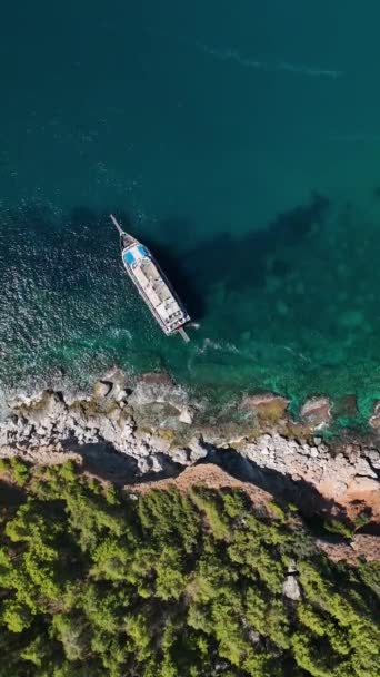 Пиратский Корабль Туристами Плывущими Морю — стоковое видео