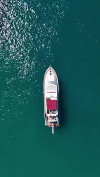 Piratenschiff Mit Touristen Auf Dem Meer — Stockvideo