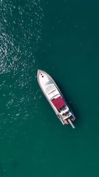 Turistli Korsan Gemisi Denizde Yelken Açıyor — Stok video