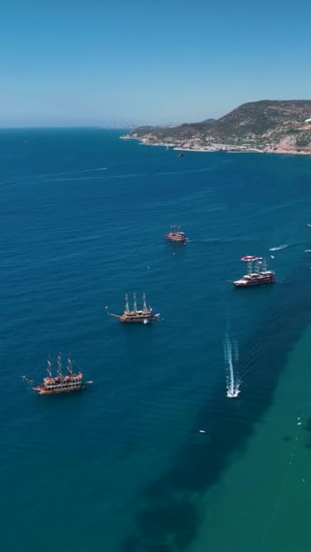 Barco Pirata Con Turistas Navegando Mar — Vídeos de Stock