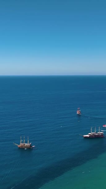 Piratskepp Med Turister Som Seglar Havet — Stockvideo