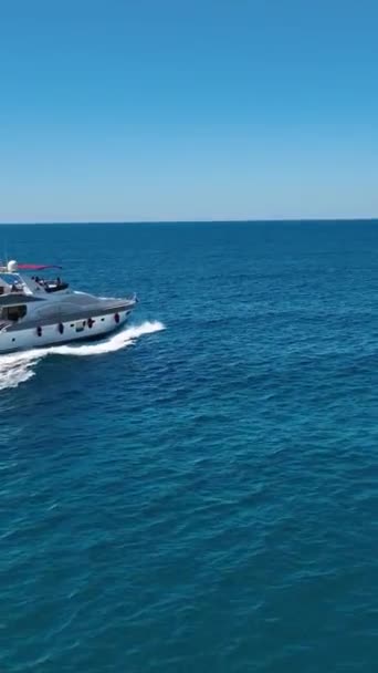 Piratenschip Met Toeristen Die Zee Varen — Stockvideo