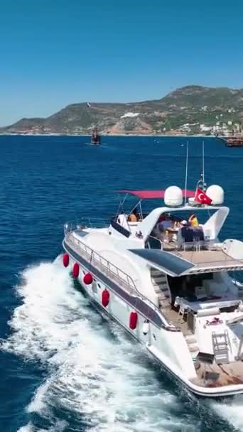 紺碧の海とヨットでの美しい休暇 — ストック動画