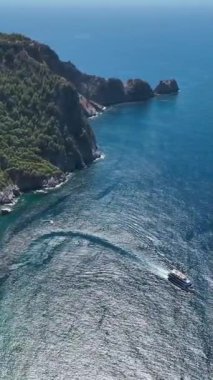 Turistli korsan gemisi denizde yelken açıyor.