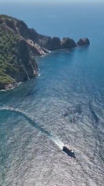 Turistli korsan gemisi denizde yelken açıyor.