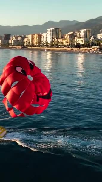 Vodní Parasailing Jezdí Lidé Moři Červený Padák — Stock video