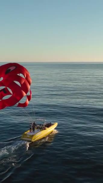 Agua Parasailing Paseos Personas Mar Paracaídas Rojo — Vídeos de Stock