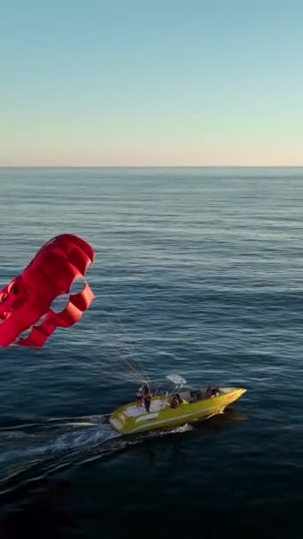 Vesi Purjelautailu Ratsastaa Ihmisiä Merellä Punainen Laskuvarjo — kuvapankkivideo