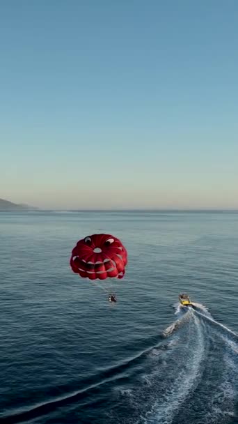 Wasserparasailing Reitet Menschen Auf See Mit Rotem Fallschirm — Stockvideo