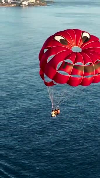 Agua Parasailing Paseos Personas Mar Paracaídas Rojo — Vídeo de stock