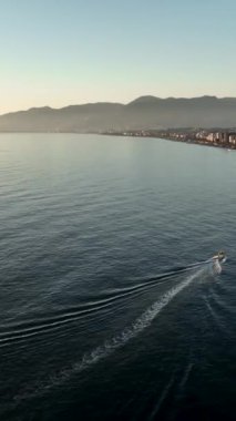 Su paraşütü denizdeki insanları kırmızı paraşütle gezdirir.