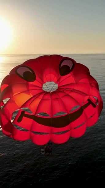Водний Парашут Їде Людей Морському Червоному Парашуті — стокове відео