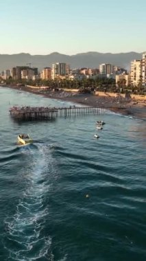 Su paraşütü denizdeki insanları kırmızı paraşütle gezdirir.