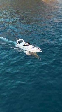 Mavi deniz deniz konseptinde motorlu tekne hava görüntüsü