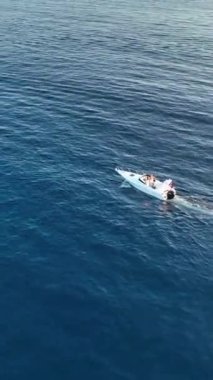 Mavi deniz deniz konseptinde motorlu tekne hava görüntüsü