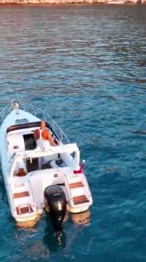 Mavi deniz deniz konseptinde motorlu tekne hava görüntüsü