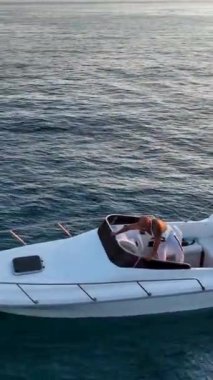 Mavi deniz deniz konseptinde motorlu tekne hava görüntüsü