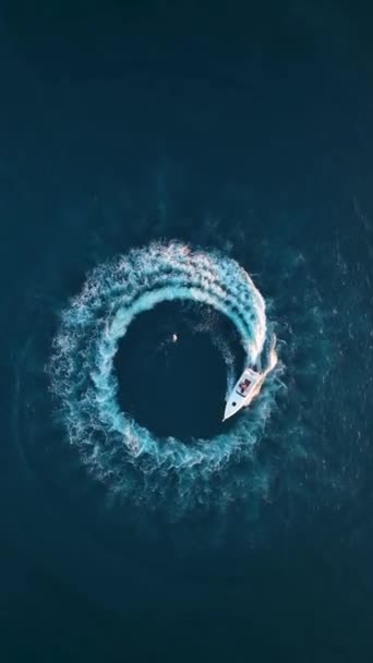 Motorový Člun Modrém Moři Námořní Koncept Letecké Zobrazení — Stock video