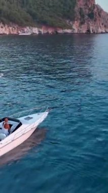 Mavi deniz deniz konseptinde motorlu tekne hava görüntüsü