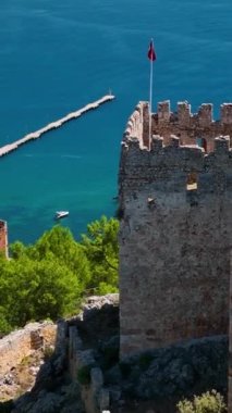 Dikey video yaz titreşimleri. Alanya Kalesi.