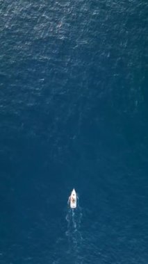 Mavi deniz deniz konseptinde motorlu tekne hava görüntüsü