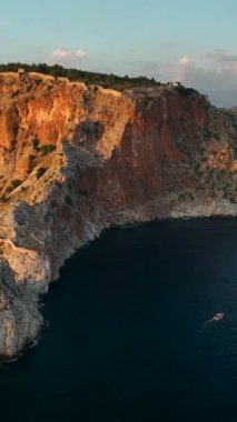 Dikey video yaz titreşimleri. Alanya Kalesi.