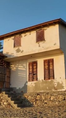 Sahildeki eski güzel ev.