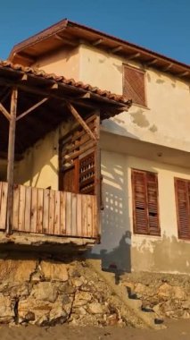 Sahildeki eski güzel ev.