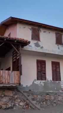 Sahildeki eski güzel ev.