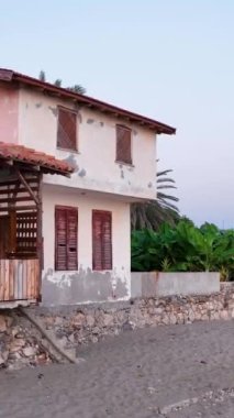 Sahildeki eski güzel ev.