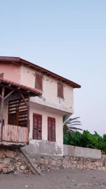 Sahildeki eski güzel ev.