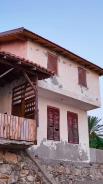 Sahildeki eski güzel ev.