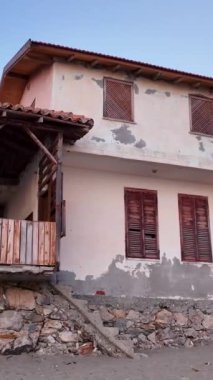 Sahildeki eski güzel ev.