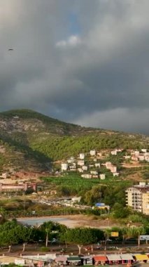 Yamaç paraşütleri denizin üzerinde uçar