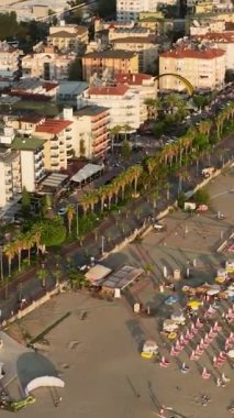 Yamaç paraşütleri denizin üzerinde uçar