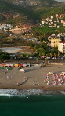 Yamaç paraşütleri denizin üzerinde uçar