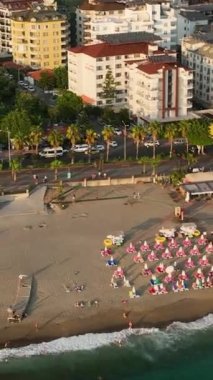 Yamaç paraşütleri denizin üzerinde uçar