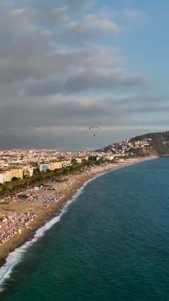 Yamaç Paraşütleri Denizin Üzerinde Uçar — Stok video