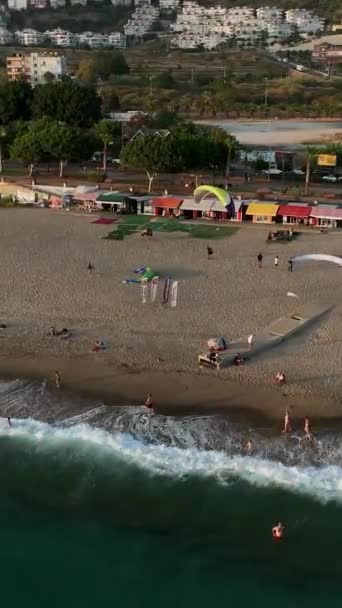 滑翔伞在海面上飞翔 — 图库视频影像