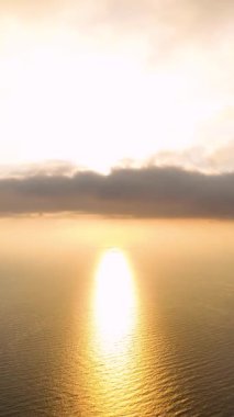 Akdeniz kıyısında yaz akşamları güneşin altında uçan sulu deniz günbatımı